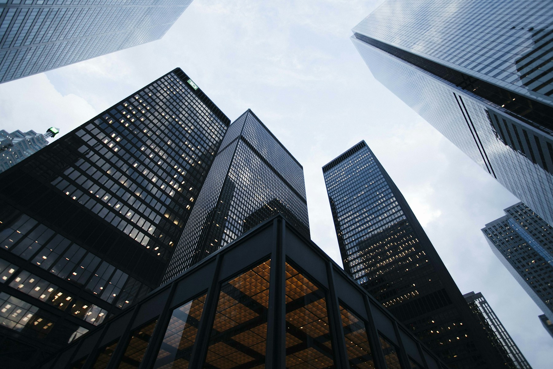 Façades de tours contemporaines en verre, vues depuis le sol