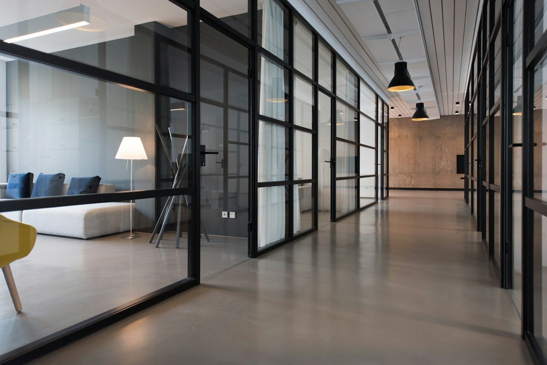 Architecture intérieure d'un espace de travail contemporain